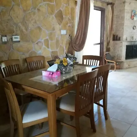 Kwatera prywatna Private In A Family House With Private Wc & Shower Avdhellero